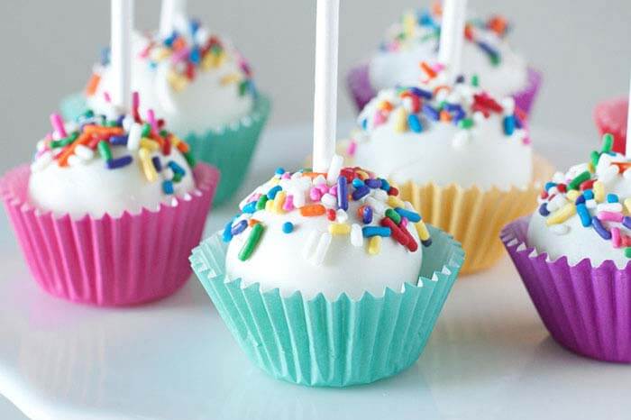 https://www.sprinklesforbreakfast.com/wp-content/uploads/2021/01/confetti-cake-pops-3.jpeg