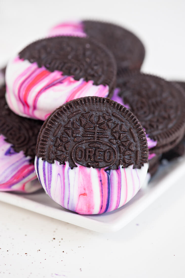 Classic Oreos Dipped In White Chocolate | Sprinkles For Breakfast