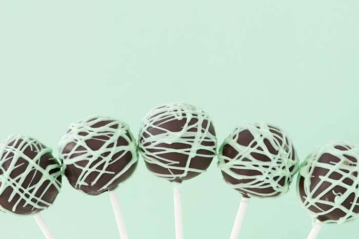 Quick and Easy Cake Pops with White Chocolate Coating | Sprinkles For Breakfast